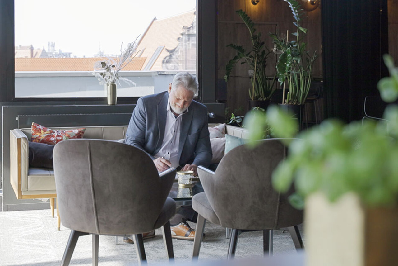 Werner Lessmann bei den letzten Vorbereitungen für einen Termin Werner Lessmann bei den letzten Vorbereitungen für einen Termin