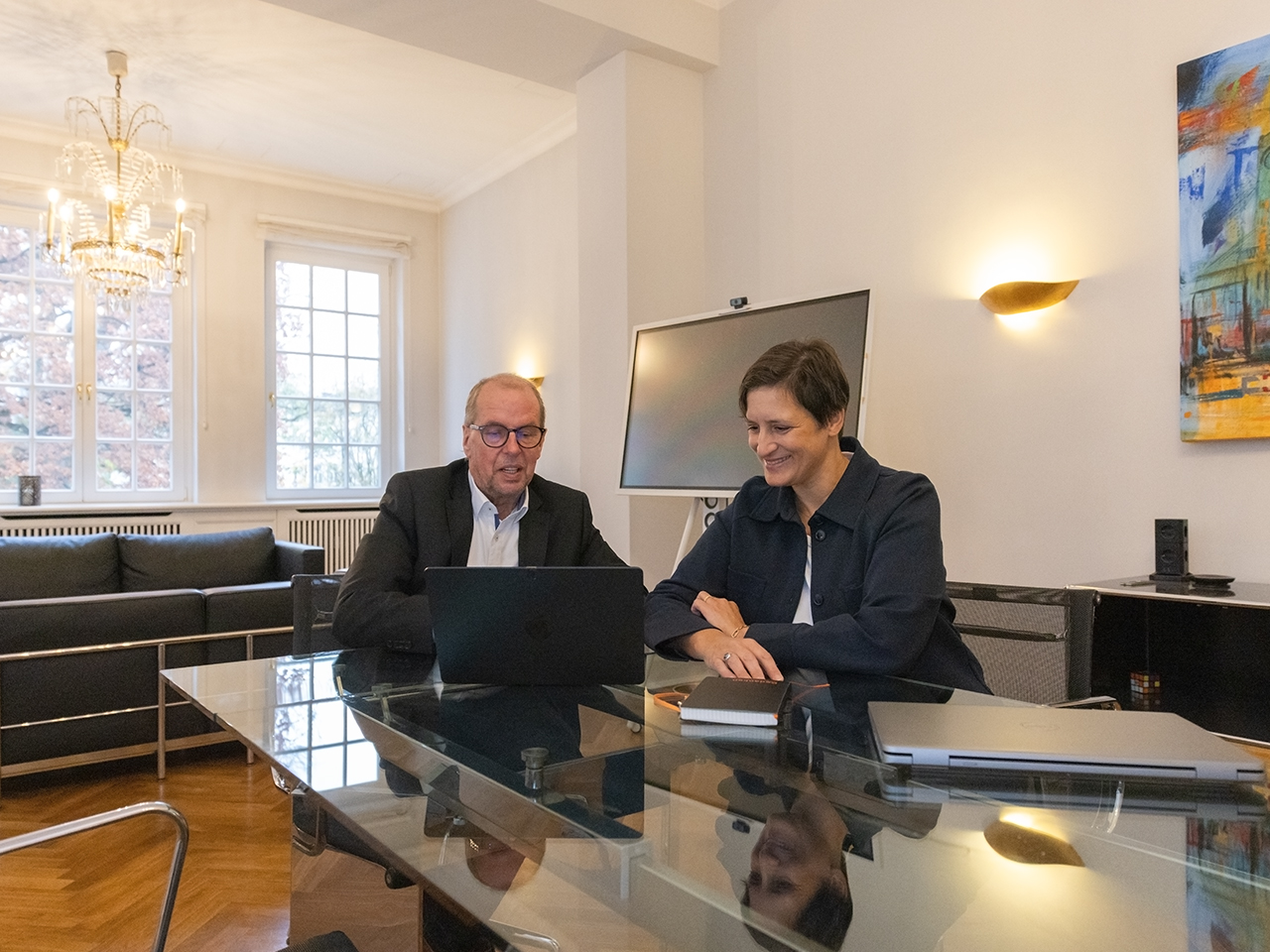 Die Passionals Jürgen Wöst (links) und Tanja Born (rechts) in einer Besprechung.